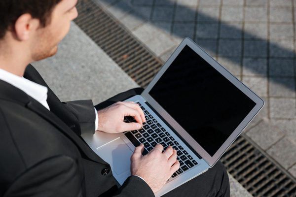 성인이 공부를 꾸준히 하지 못하는 이유를 고민하는 모습